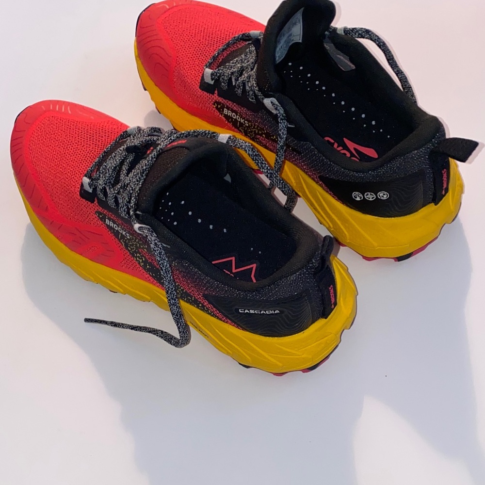 Brooks women Sneakers in Pink and Yellow